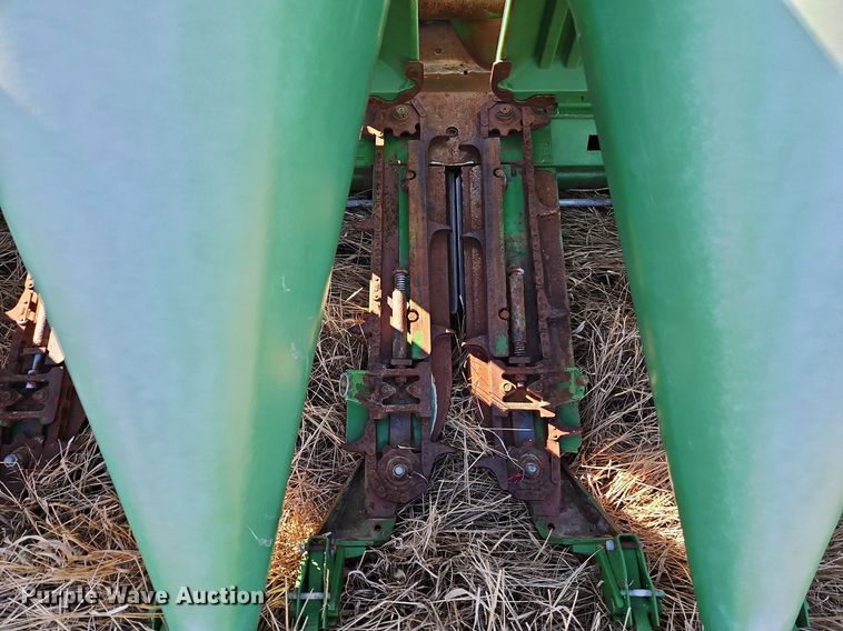image for item DN7042 John Deere 1293  corn head