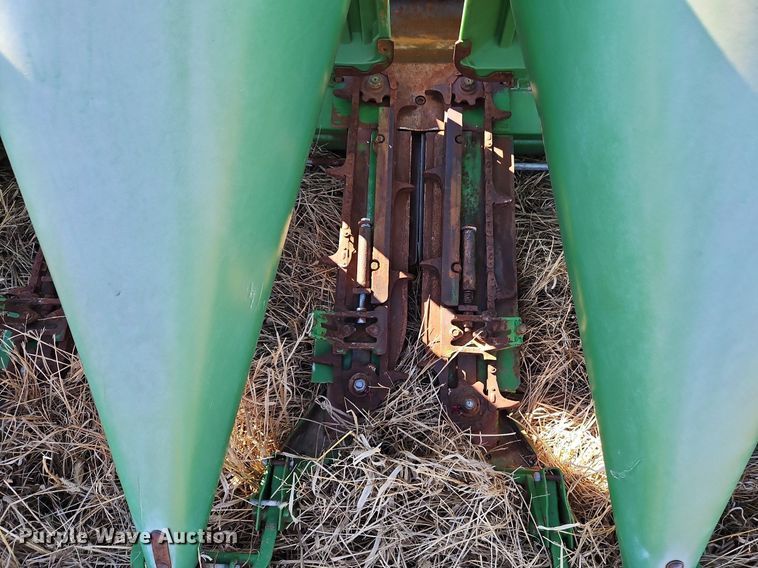 image for item DN7042 John Deere 1293  corn head
