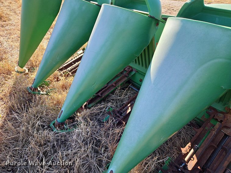 image for item DN7042 John Deere 1293  corn head