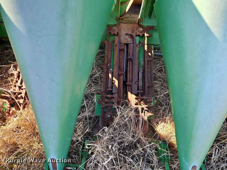 image for item DN7042 John Deere 1293  corn head