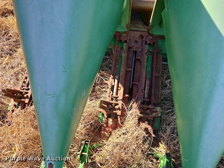 image for item DN7042 John Deere 1293  corn head
