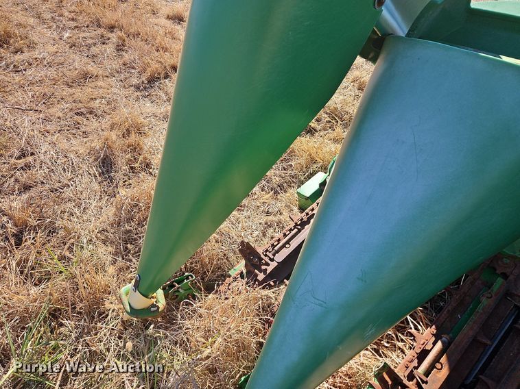 image for item DN7042 John Deere 1293  corn head