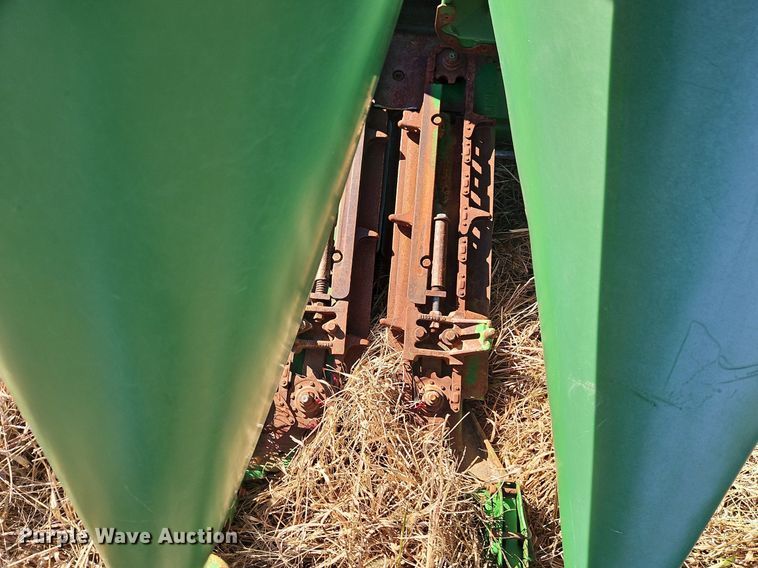 image for item DN7042 John Deere 1293  corn head
