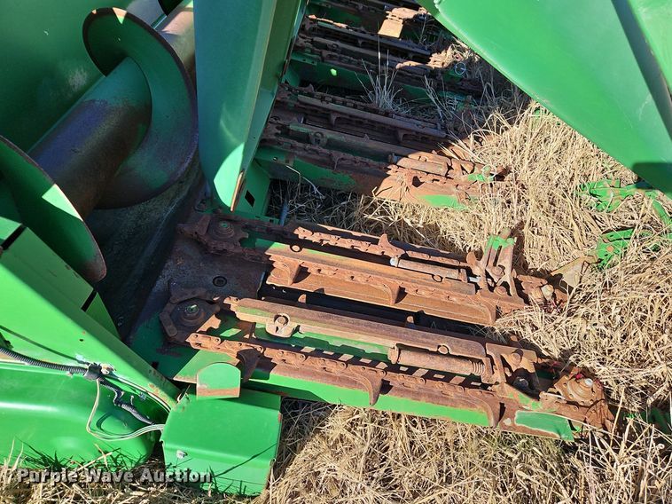 image for item DN7042 John Deere 1293  corn head