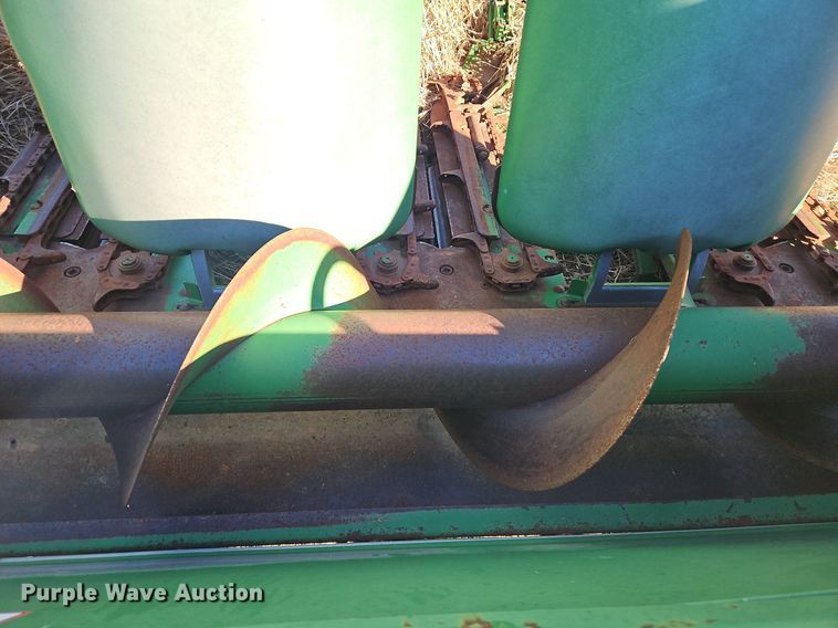 image for item DN7042 John Deere 1293  corn head