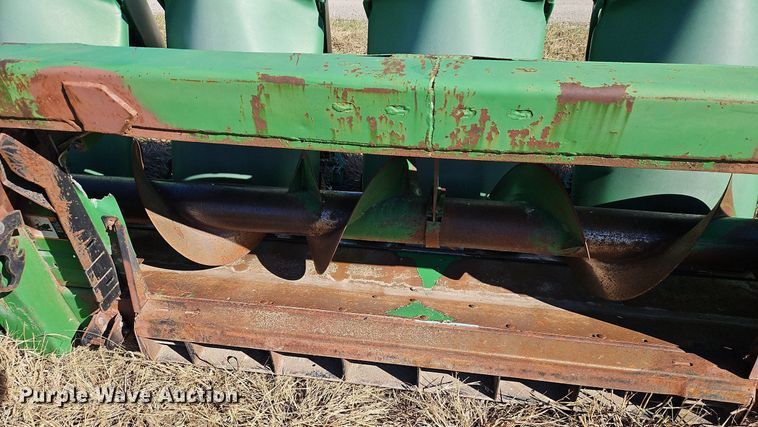 image for item DN7042 John Deere 1293  corn head