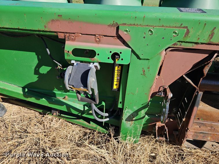 image for item DN7042 John Deere 1293  corn head