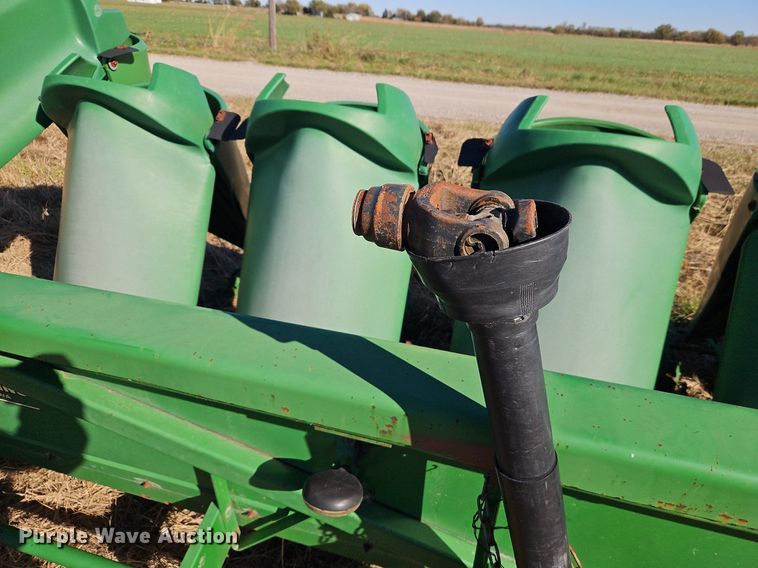 image for item DN7042 John Deere 1293  corn head