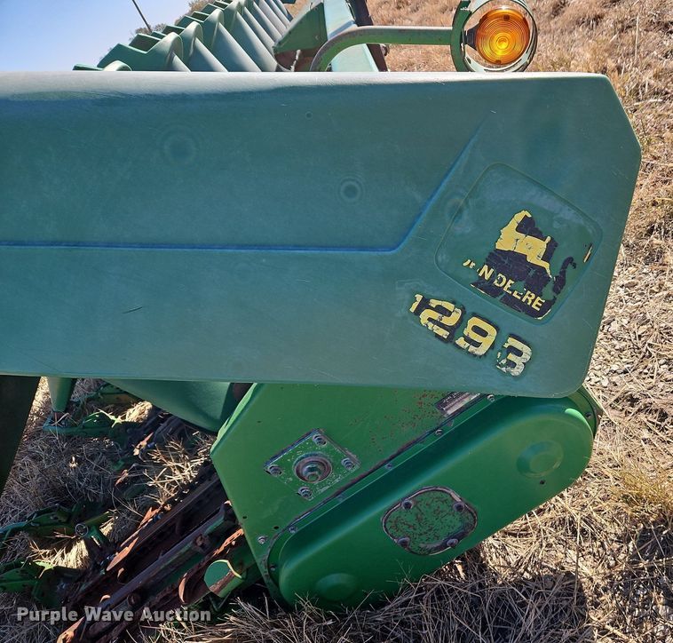 image for item DN7042 John Deere 1293  corn head
