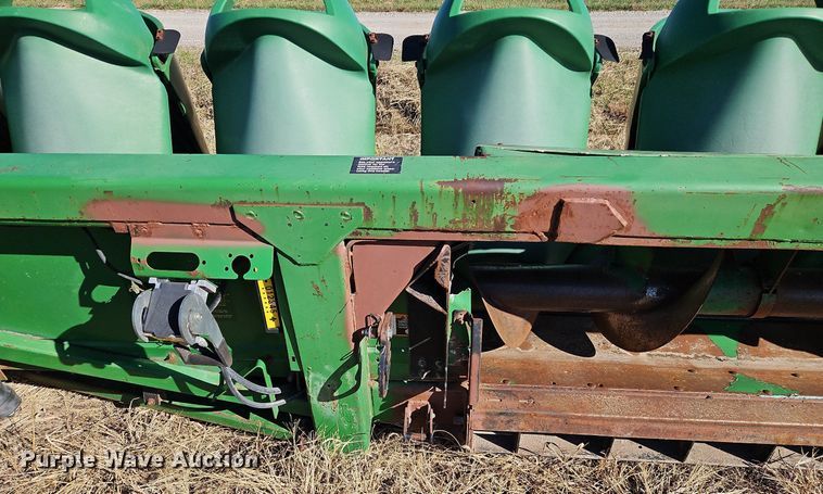 image for item DN7042 John Deere 1293  corn head