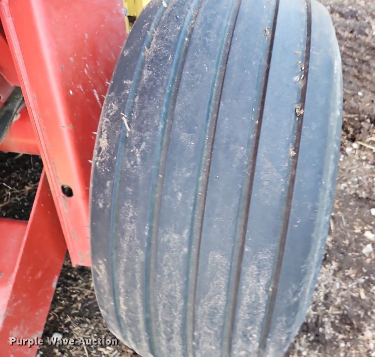 image for item DN7046 New Holland 664  round baler