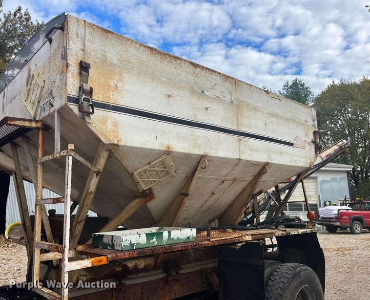 image for item DP2122 2004 Chevrolet C7500  fertilizer delivery truck