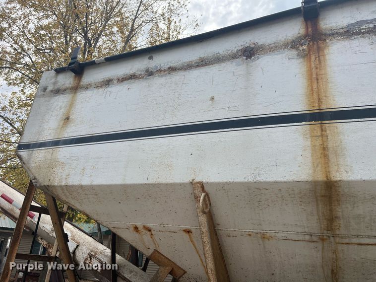 image for item DP2122 2004 Chevrolet C7500  fertilizer delivery truck