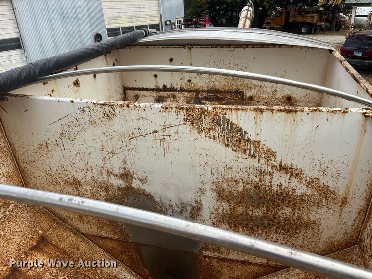 image for item DP2122 2004 Chevrolet C7500  fertilizer delivery truck