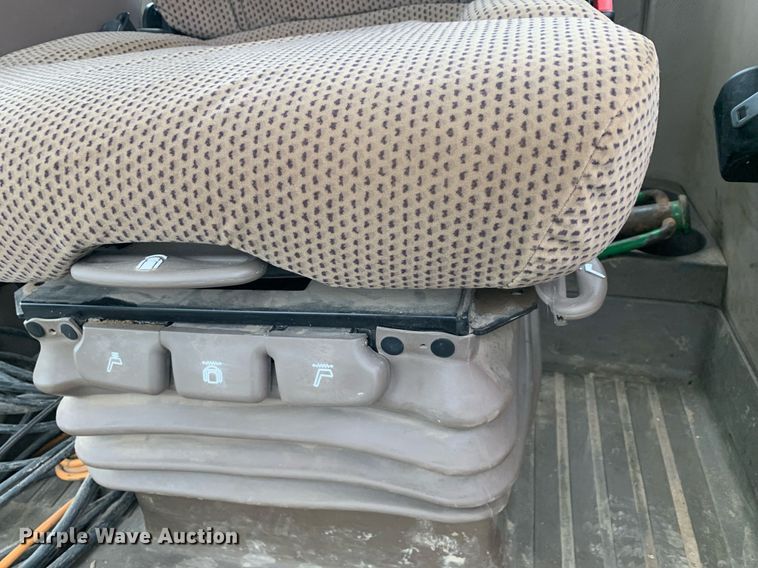 image for item DP8733 2013 John Deere 7215R MFWD tractor