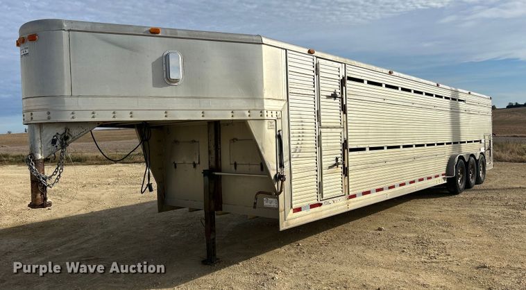 image for item DQ1041 2000 Chaparral  livestock trailer