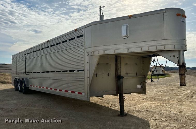 image for item DQ1041 2000 Chaparral  livestock trailer