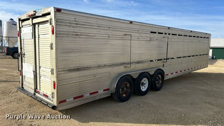 image for item DQ1041 2000 Chaparral  livestock trailer