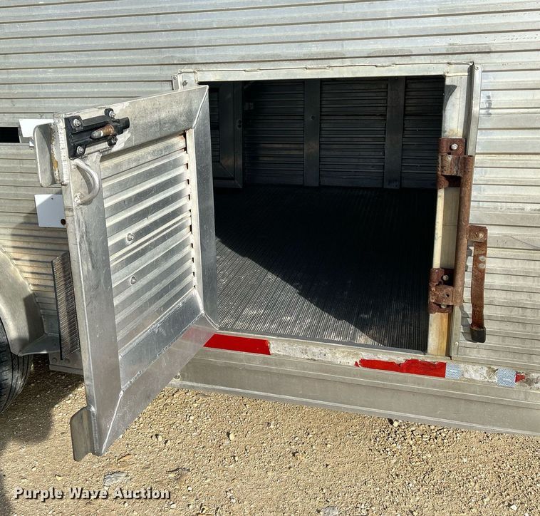 image for item DQ1041 2000 Chaparral  livestock trailer