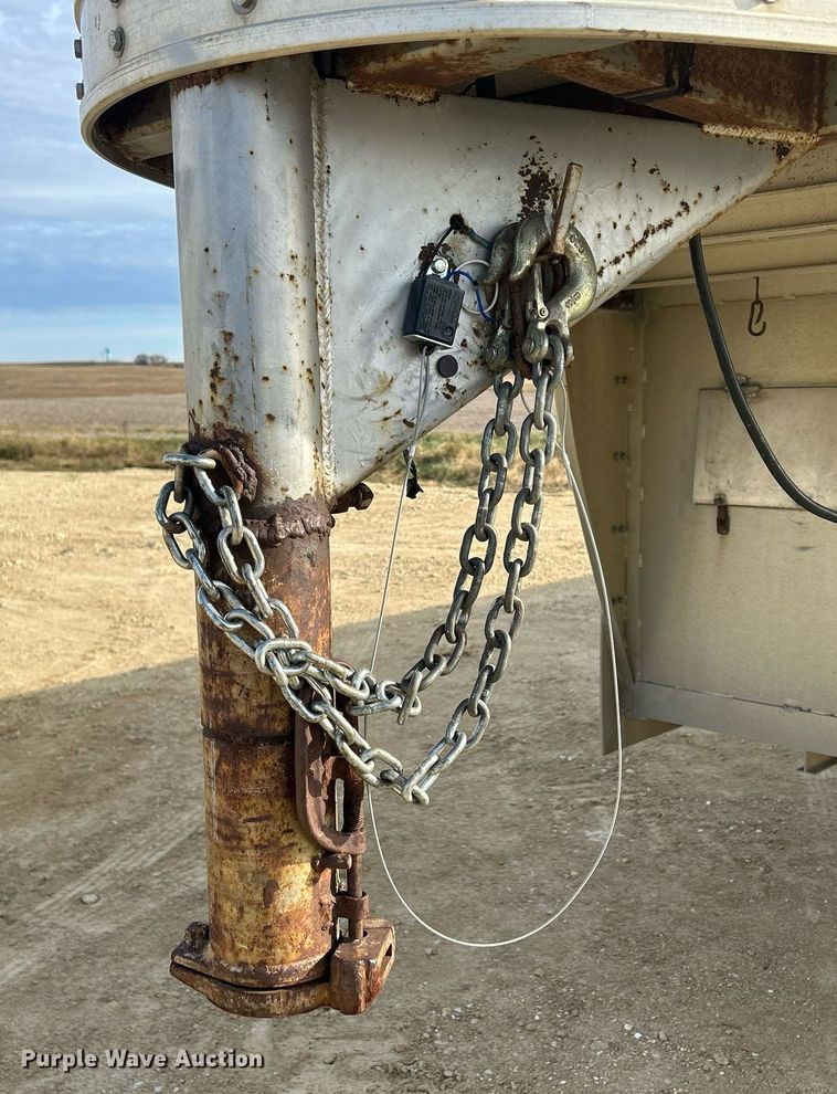 image for item DQ1041 2000 Chaparral  livestock trailer