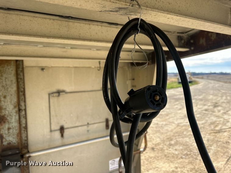 image for item DQ1041 2000 Chaparral  livestock trailer