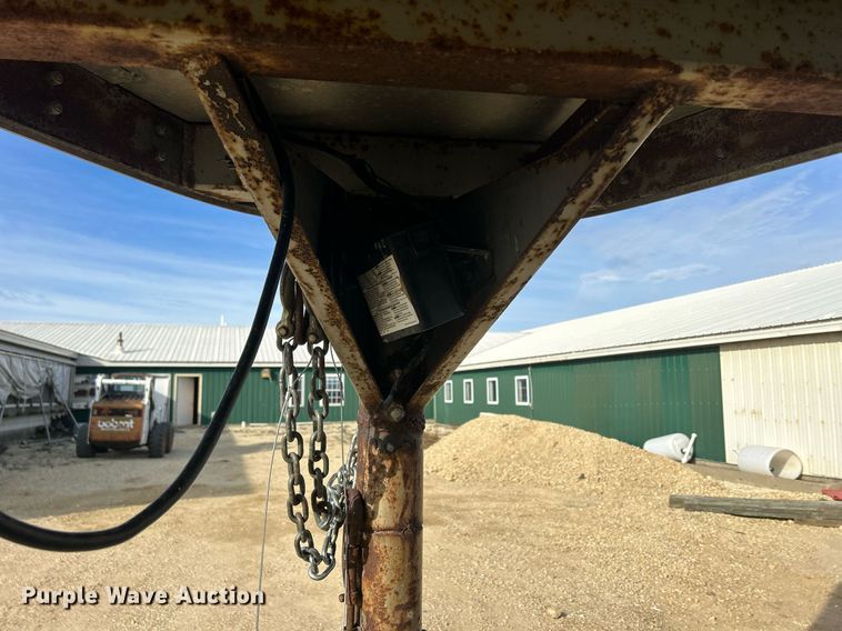 image for item DQ1041 2000 Chaparral  livestock trailer