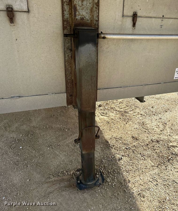 image for item DQ1041 2000 Chaparral  livestock trailer