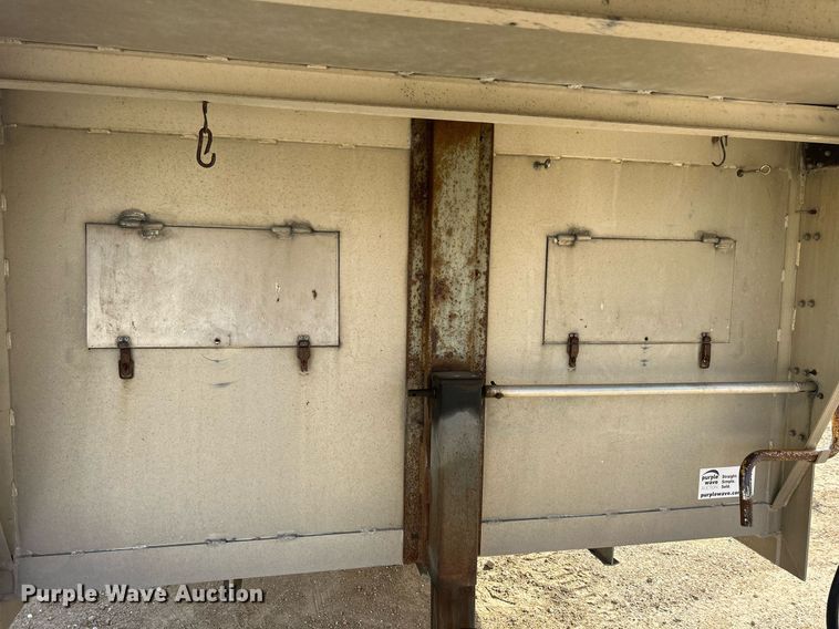 image for item DQ1041 2000 Chaparral  livestock trailer