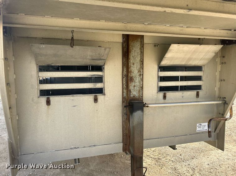 image for item DQ1041 2000 Chaparral  livestock trailer