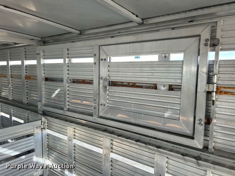 image for item DQ1041 2000 Chaparral  livestock trailer