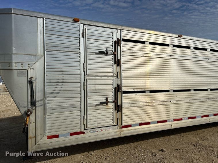 image for item DQ1041 2000 Chaparral  livestock trailer