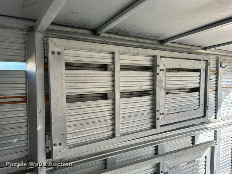 image for item DQ1041 2000 Chaparral  livestock trailer