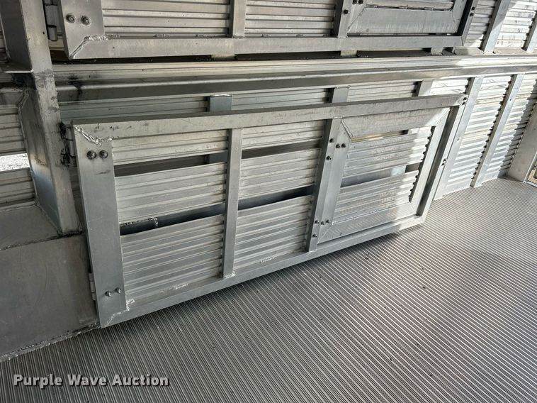 image for item DQ1041 2000 Chaparral  livestock trailer