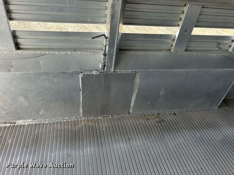 image for item DQ1041 2000 Chaparral  livestock trailer