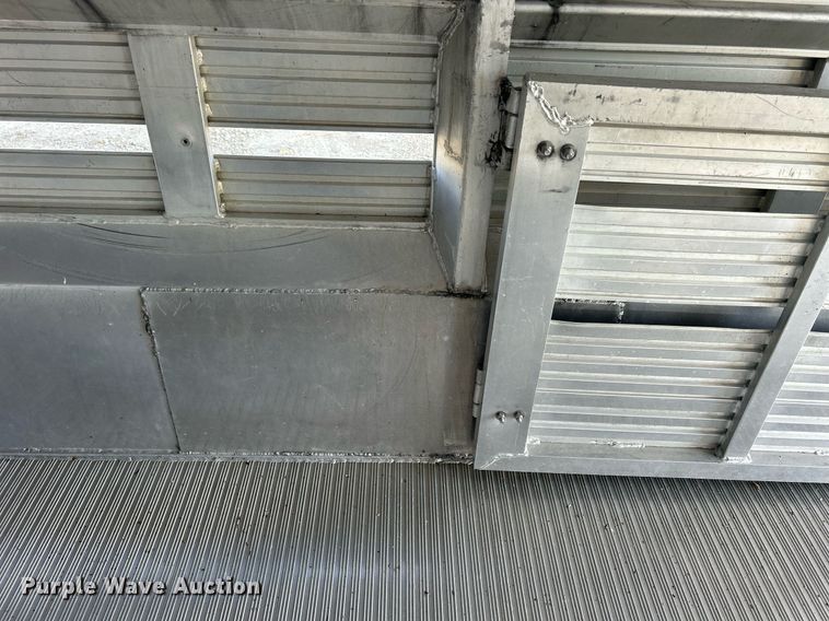 image for item DQ1041 2000 Chaparral  livestock trailer