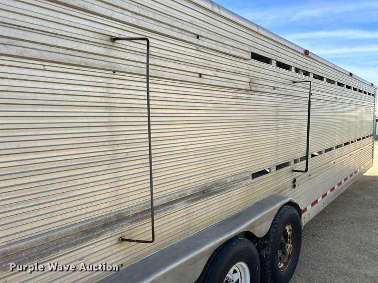 image for item DQ1041 2000 Chaparral  livestock trailer