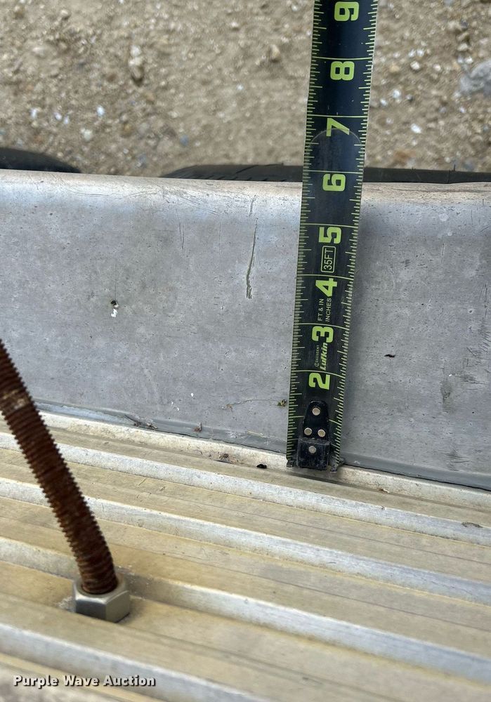 image for item DQ1041 2000 Chaparral  livestock trailer