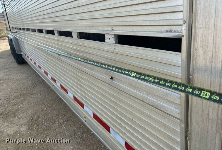 image for item DQ1041 2000 Chaparral  livestock trailer