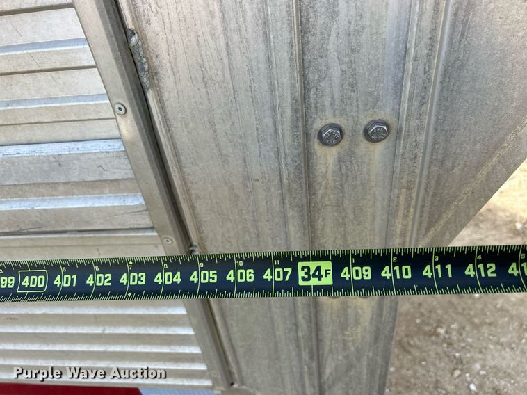 image for item DQ1041 2000 Chaparral  livestock trailer