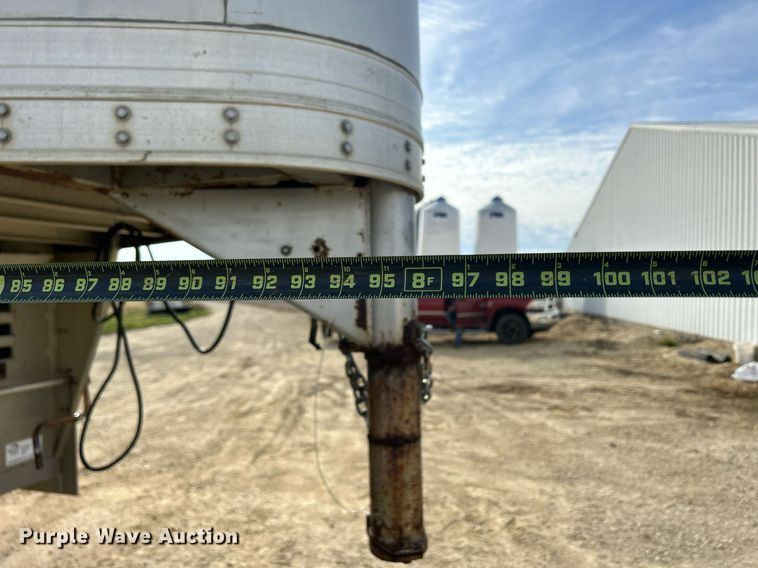 image for item DQ1041 2000 Chaparral  livestock trailer