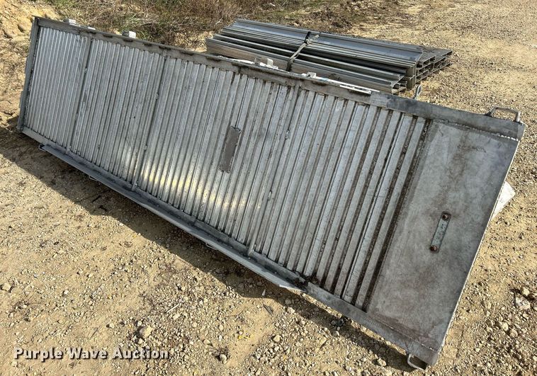 image for item DQ1041 2000 Chaparral  livestock trailer