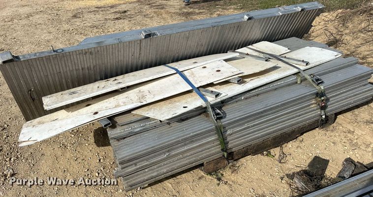 image for item DQ1041 2000 Chaparral  livestock trailer