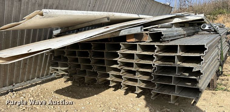 image for item DQ1041 2000 Chaparral  livestock trailer