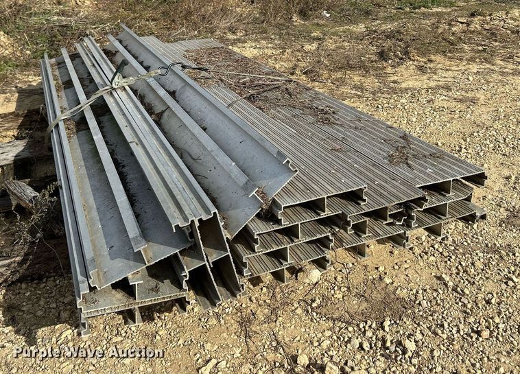 image for item DQ1041 2000 Chaparral  livestock trailer