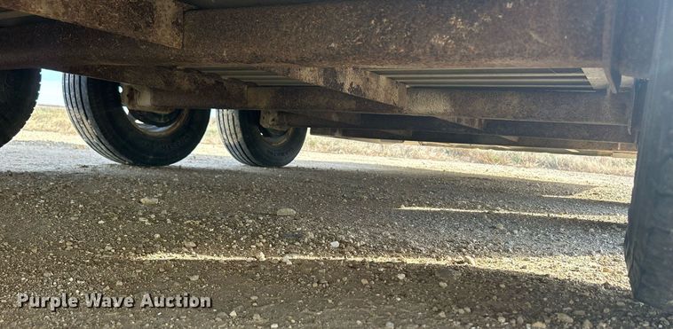 image for item DQ1041 2000 Chaparral  livestock trailer