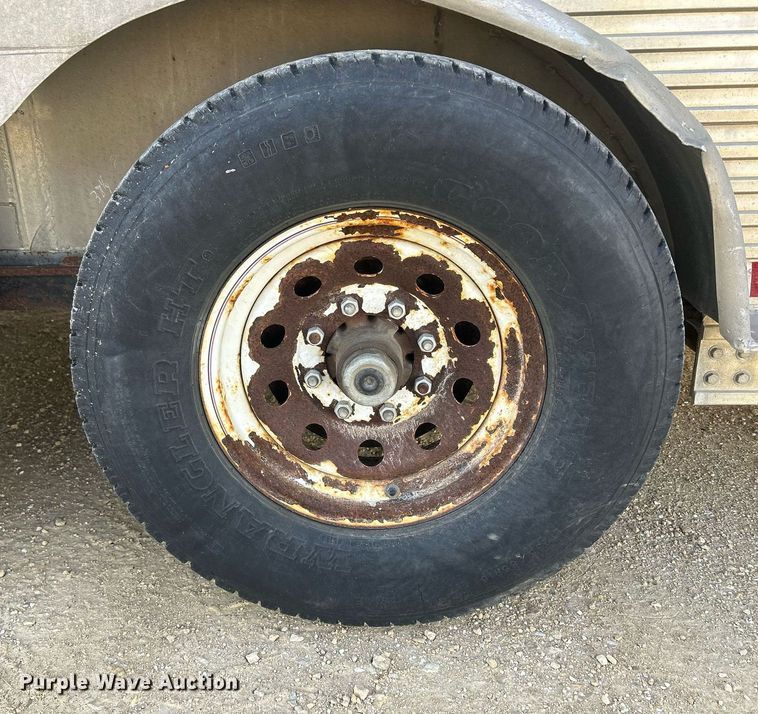 image for item DQ1041 2000 Chaparral  livestock trailer