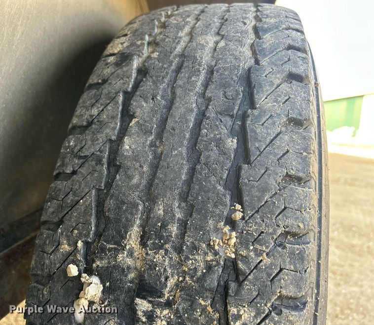 image for item DQ1041 2000 Chaparral  livestock trailer