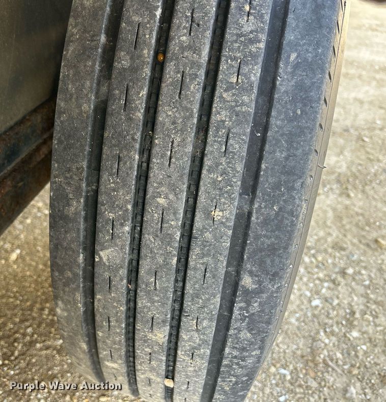 image for item DQ1041 2000 Chaparral  livestock trailer