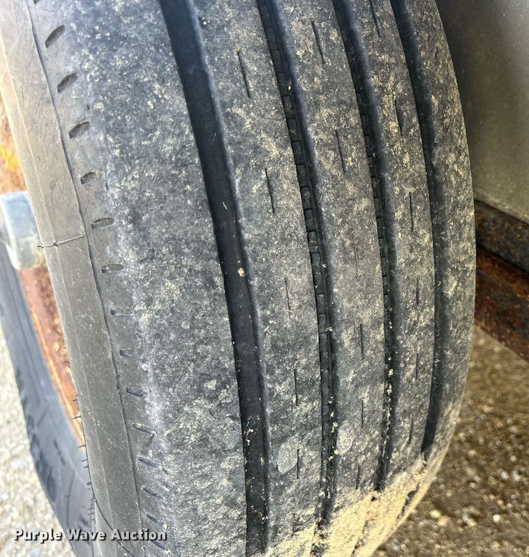 image for item DQ1041 2000 Chaparral  livestock trailer