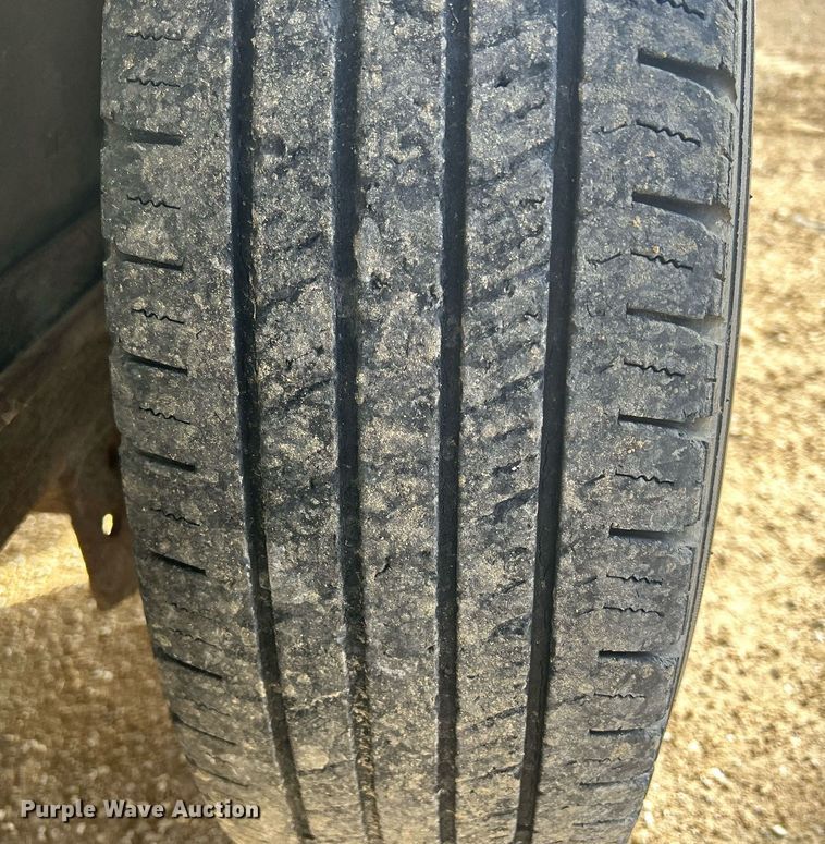 image for item DQ1041 2000 Chaparral  livestock trailer